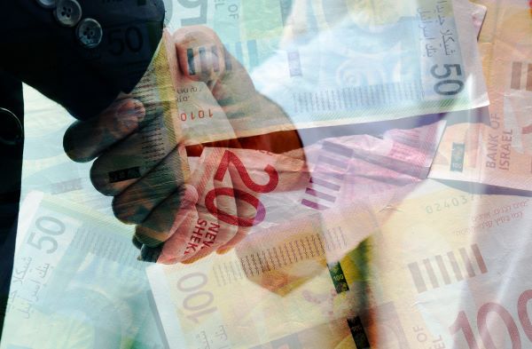 עסקת גיוס משאבים לחיצת ידיים על רקע שטרות כסף